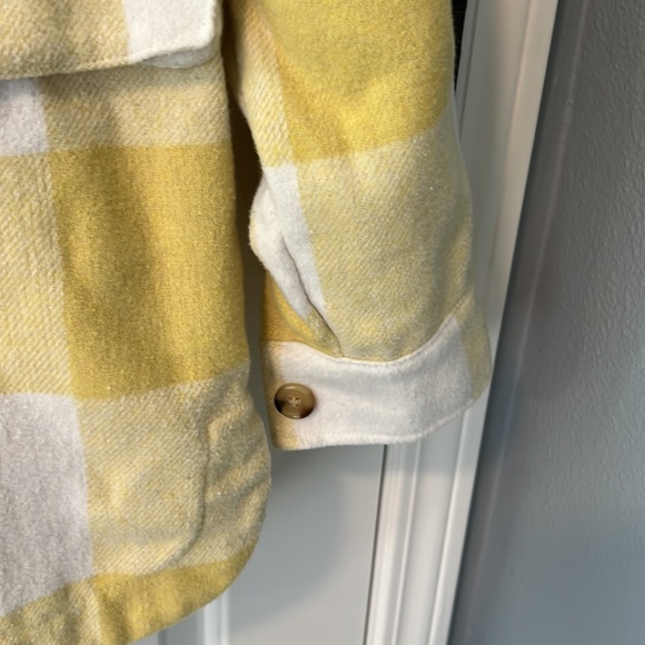 Pink lily- White and yellow flannel shacket size -small - Picture 5 of 7